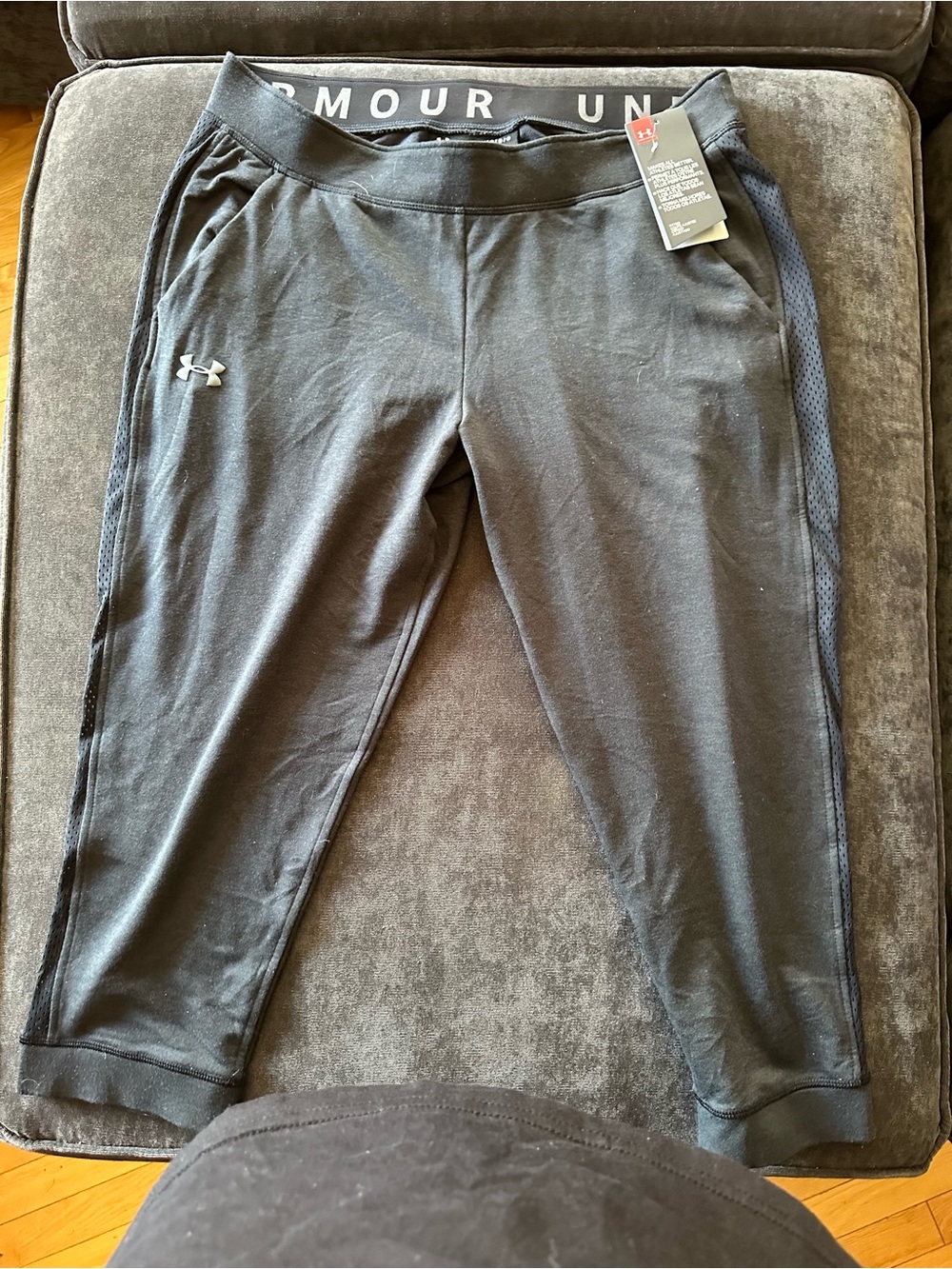 NWT Women’s Under Armour Charcoal Fitted Athletic Capri Joggers